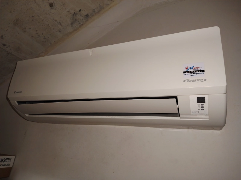 High-wall split system air conditioner Deep Clean