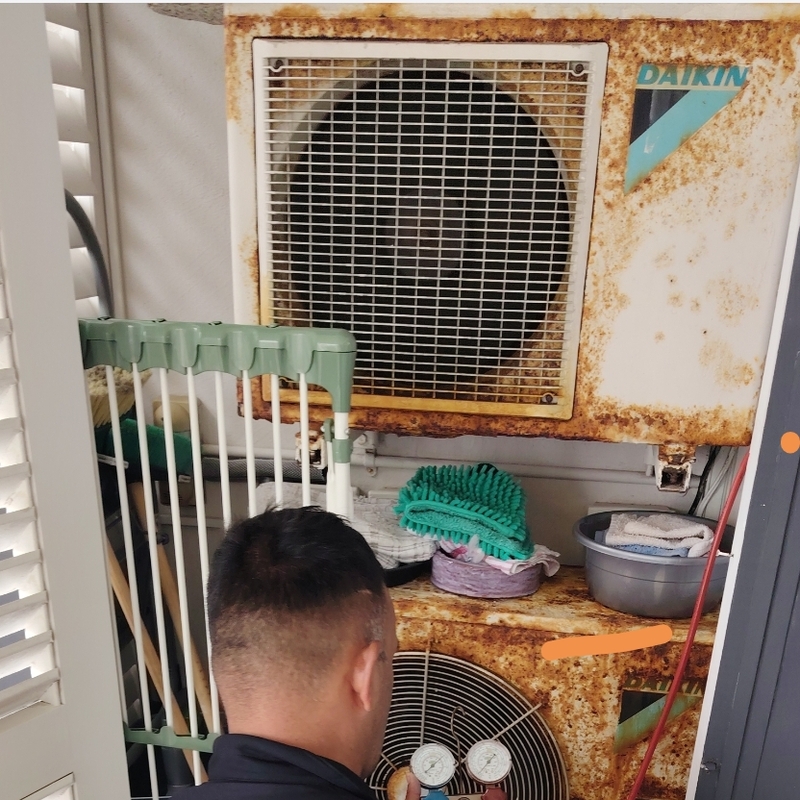 1 final fix... In the heart of summer we got this old R22 refrigerant , badly rusted Dakin Cassette working in South Seas luxury apartments, Sea Point, Cape Town 